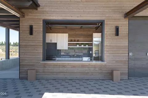 Kitchen - 19167 Cartwright Ct, Bend, OR 97702 photo 7 of 8