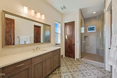 Bath - 19167 Cartwright Ct, Bend, OR 97702 photo 4 of 6