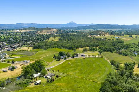 163 Hidden Valley Dr, Eagle Point, OR 97524