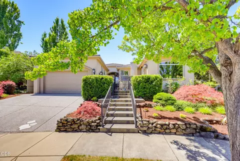635 Seventh Fairway Dr, Medford, OR 97504