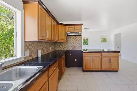 Kitchen - 925 Meadow View Dr, Williams, OR 97544 photo 3 of 3
