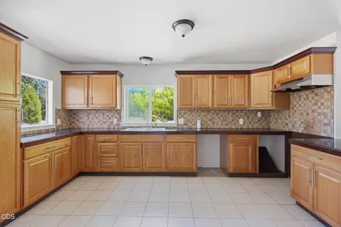 Kitchen - 925 Meadow View Dr, Williams, OR 97544 photo 2 of 3