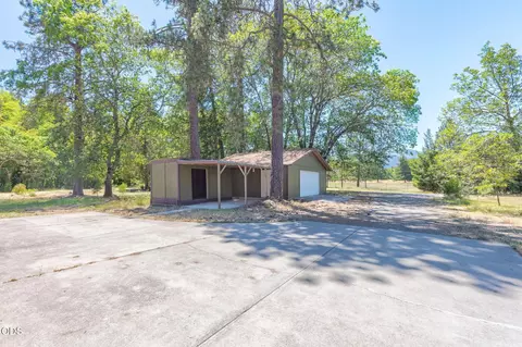 Exterior - 925 Meadow View Dr, Williams, OR 97544 photo 10 of 15