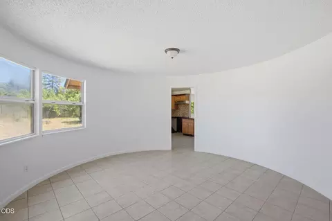 Living - 925 Meadow View Dr, Williams, OR 97544 photo 5 of 8
