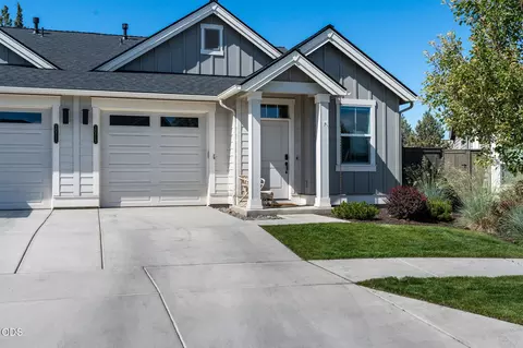 20713 SE Iron Horse Ln, Bend, OR 97702