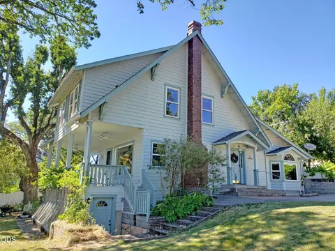 127 4th Ave, Gold Hill, OR 97525