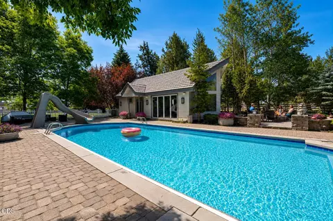 Exterior - 67480 Cloverdale Rd, Bend, OR 97703 photo 5 of 10