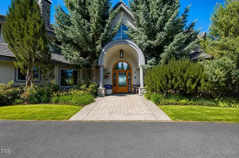 Exterior - 67480 Cloverdale Rd, Bend, OR 97703 photo 1 of 10