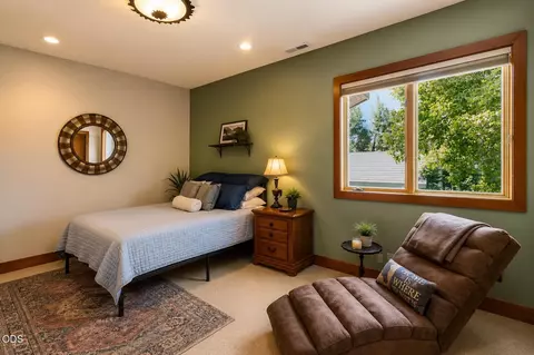 Bedroom - 67480 Cloverdale Rd, Bend, OR 97703 photo 4 of 5