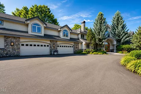Exterior - 67480 Cloverdale Rd, Bend, OR 97703 photo 2 of 10