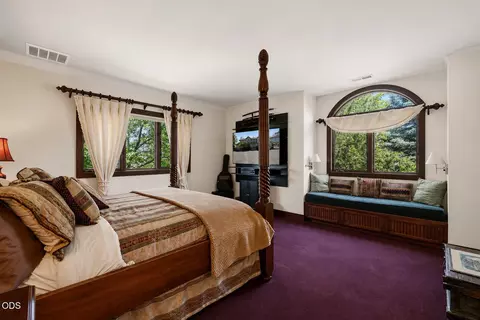 Bedroom - 67480 Cloverdale Rd, Bend, OR 97703 photo 2 of 5