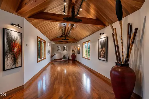 Entry Way - 67480 Cloverdale Rd, Bend, OR 97703 photo 2 of 4