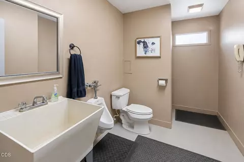 Bath - 67480 Cloverdale Rd, Bend, OR 97703 photo 4 of 6