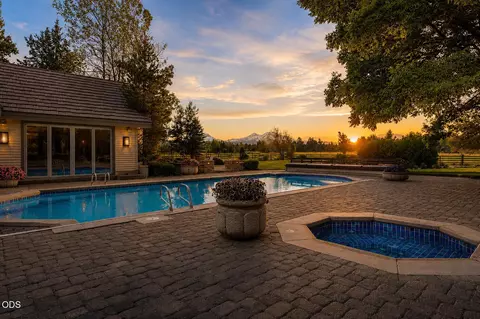 Exterior - 67480 Cloverdale Rd, Bend, OR 97703 photo 9 of 10