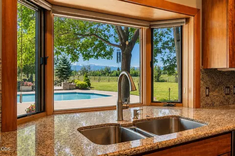 Kitchen - 67480 Cloverdale Rd, Bend, OR 97703 photo 3 of 4