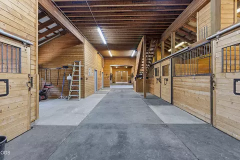 Entry Way - 67480 Cloverdale Rd, Bend, OR 97703 photo 3 of 4