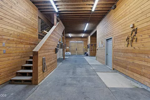 Entry Way - 67480 Cloverdale Rd, Bend, OR 97703 photo 4 of 4