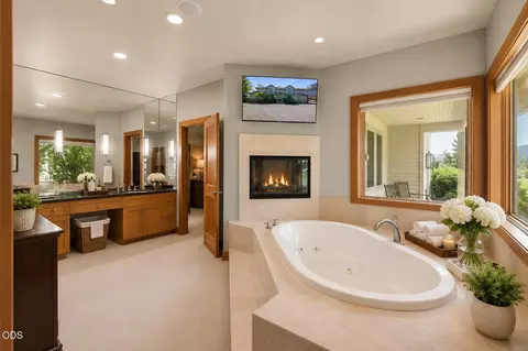 Bath - 67480 Cloverdale Rd, Bend, OR 97703 photo 1 of 6