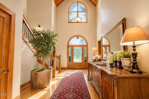 Entry Way - 67480 Cloverdale Rd, Bend, OR 97703 photo 1 of 4