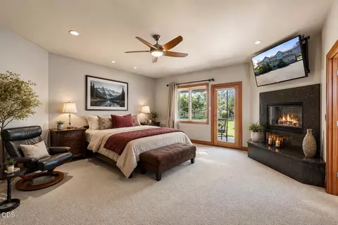 Bedroom - 67480 Cloverdale Rd, Bend, OR 97703 photo 1 of 5