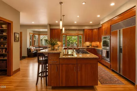 Kitchen - 67480 Cloverdale Rd, Bend, OR 97703 photo 2 of 4