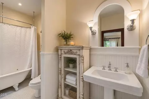 Bath - 67480 Cloverdale Rd, Bend, OR 97703 photo 3 of 6
