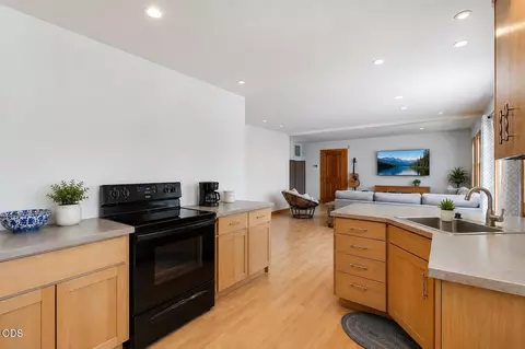 Kitchen - 67480 Cloverdale Rd, Bend, OR 97703 photo 4 of 4