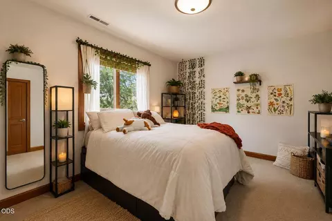 Bedroom - 67480 Cloverdale Rd, Bend, OR 97703 photo 3 of 5