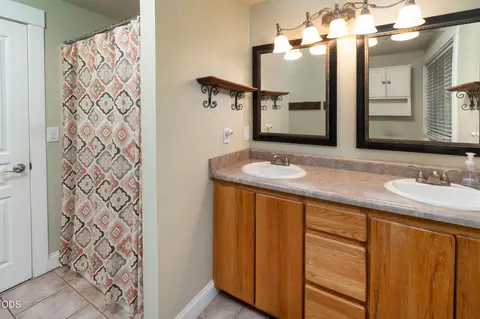 Bath - 63679 High Standard Dr, Bend, OR 97701 photo 3 of 3