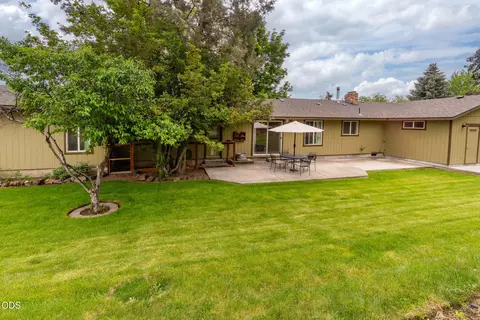 Exterior - 63679 High Standard Dr, Bend, OR 97701 photo 6 of 12
