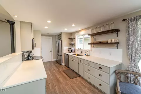 Kitchen - 63679 High Standard Dr, Bend, OR 97701 photo 1 of 2