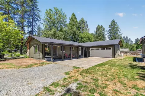 Exterior - 8027 Evans Creek Rd, Rogue River, OR 97537 photo 8 of 10