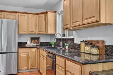 Kitchen - 8027 Evans Creek Rd, Rogue River, OR 97537 photo 2 of 5