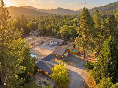 8027 Evans Creek Rd, Rogue River, OR 97537
