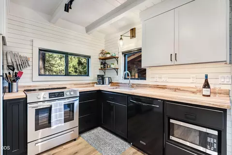 Kitchen - 61579 Boulder Rd, Bend, OR 97703 photo 1 of 3