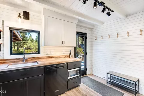 Kitchen - 61579 Boulder Rd, Bend, OR 97703 photo 3 of 3