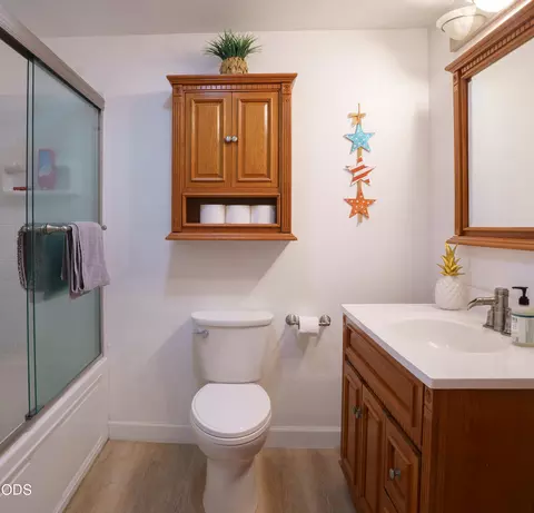 Bath - 609 E Archwood Dr, Eagle Point, OR 97524 photo 2 of 2
