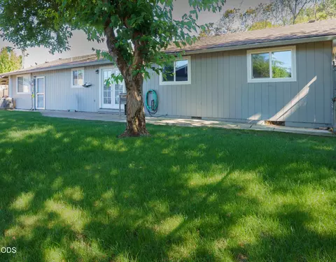 Exterior - 609 E Archwood Dr, Eagle Point, OR 97524 photo 5 of 5