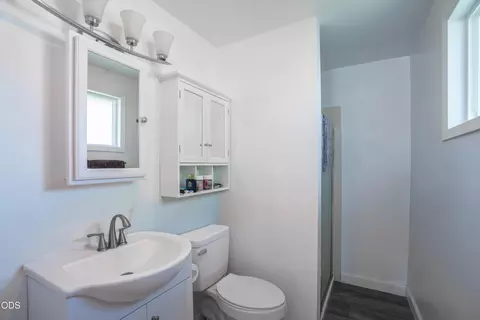 Bath - 609 E Archwood Dr, Eagle Point, OR 97524 photo 1 of 2