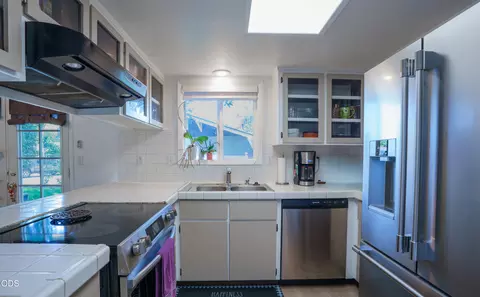 Kitchen - 609 E Archwood Dr, Eagle Point, OR 97524 photo 2 of 2