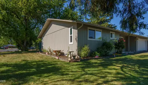 Exterior - 609 E Archwood Dr, Eagle Point, OR 97524 photo 3 of 5
