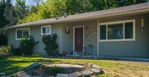 609 E Archwood Dr, Eagle Point, OR 97524