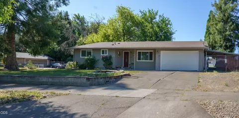 Exterior - 609 E Archwood Dr, Eagle Point, OR 97524 photo 2 of 5