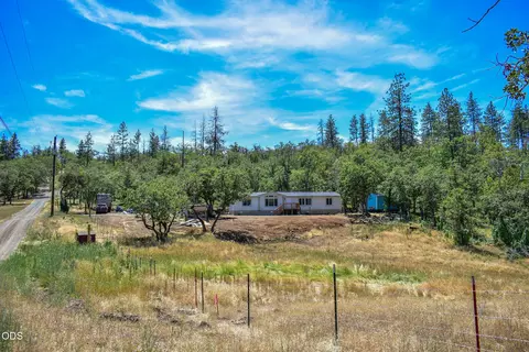 1956 Worthington Rd, Eagle Point, OR 97524