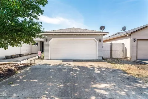 441 Crystal Dr, Eagle Point, OR 97524