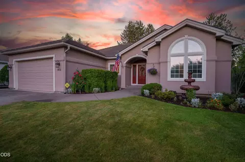 912 Mountain View Dr, Medford, OR 97504