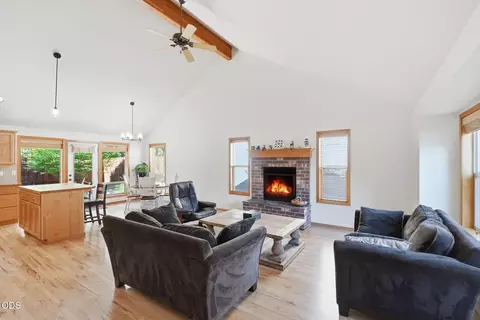 19905 Antler Point Dr, Bend, OR 97702