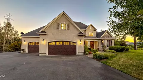 191 Foxwood Dr, Grants Pass, OR 97527