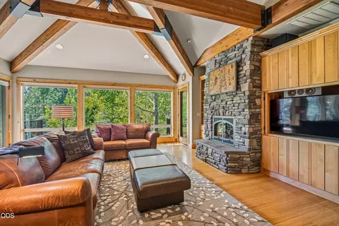 Living - 57733 Wallowa Loop, Sunriver, OR 97707 photo 2 of 5