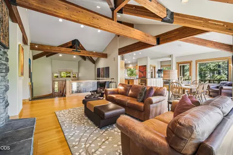 Living - 57733 Wallowa Loop, Sunriver, OR 97707 photo 4 of 5